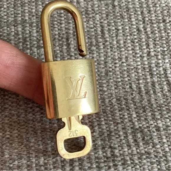 Louis Vuitton Lock/Key Set🌟🌟INCLUDES GOLD LINK CHAIN FOR $125 BUY NOW PRICE - Picture 7 of 8